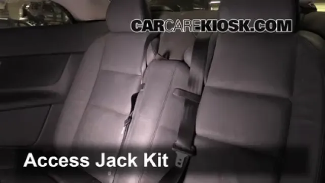 2008 Volvo C70 T5 2.5L 5 Cyl. Turbo Monter sur cric Utiliser le cric pour lever la voiture